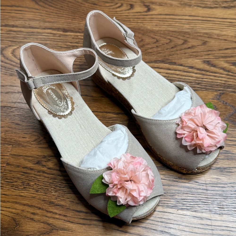 NWT Joyfolie Girls Elianna Blush/ Beige Sandals with Pink Flower Accent Size 3